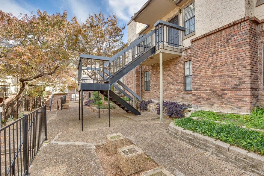 Building Photo - 8750 Park Ln