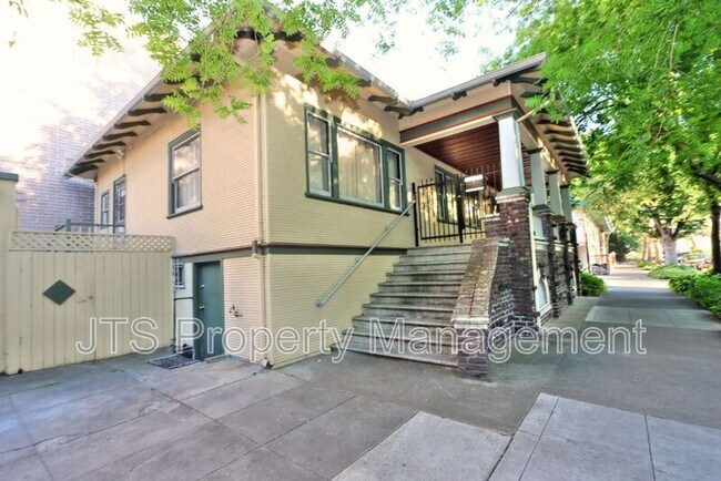 Building Photo - 1015 27th St