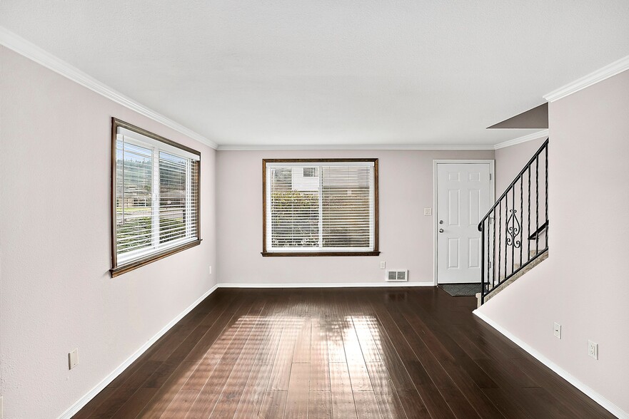 Building Photo - 1016 9th St SE