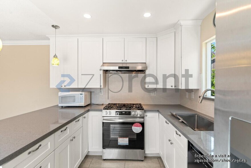 Building Photo - 2815 Draper St