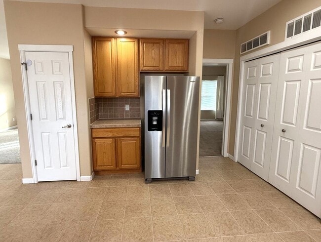 Building Photo - Gorgeous 4 bedroom with Triple Garage