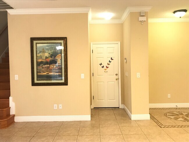 Building Photo - AMAZING HOME WITH LAKEFRONT VIEW!