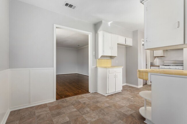 Building Photo - 6520/6522 SAINT MORITZ AVE