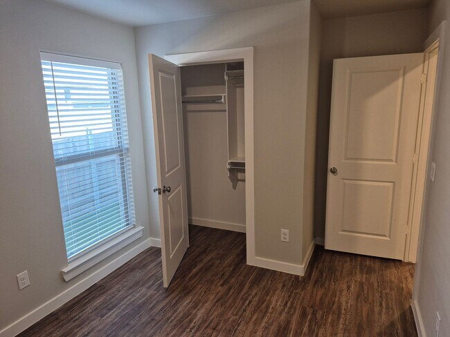 Building Photo - 501 E 21st St