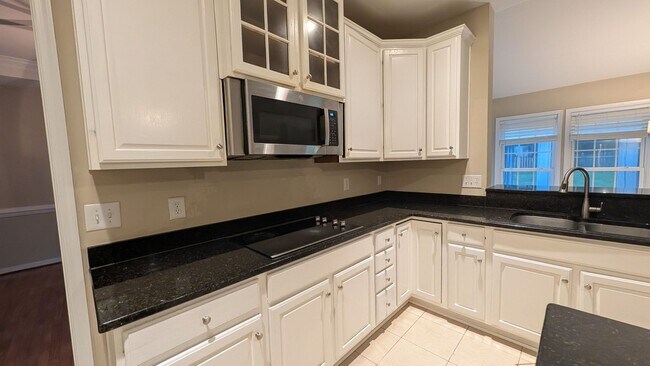 Building Photo - Gorgeous Charter Colony Cul-de-Sac Home: 4 Bed, 2.5 Bath Home with Screened-In Porch