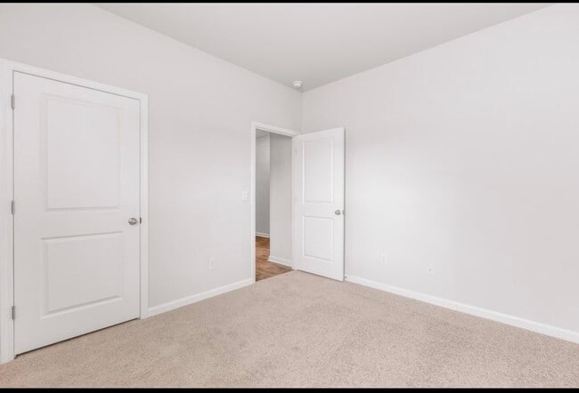 Building Photo - 102 Green Passage Ln