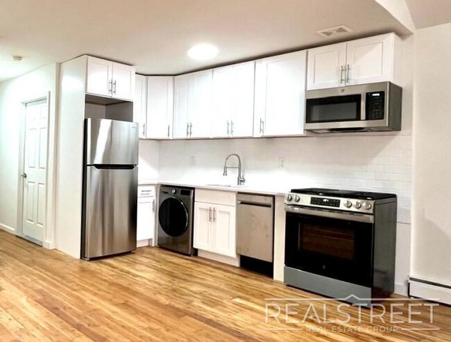 Building Photo - 3 bedroom in BROOKLYN NY 11233