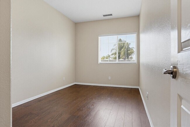 Building Photo - 3 Bedroom Home Available Now!