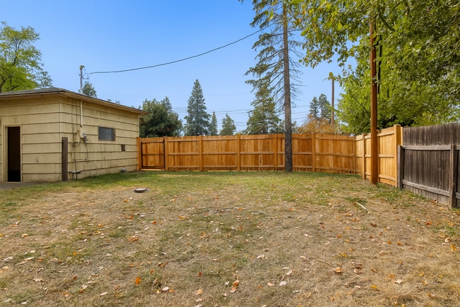 Building Photo - Comfort and Convenience in NE Bend. Pet-Friendly, 2-Bedroom Gem!