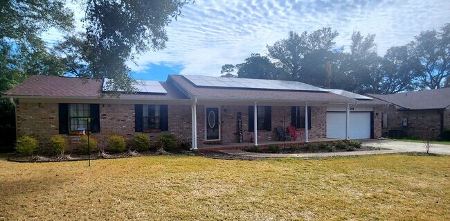 Building Photo - Charming Home with Pool & Prime Location!