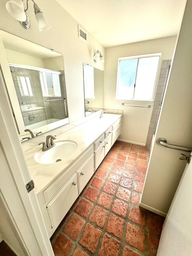 Building Photo - Charming Single Story Upgraded East End Home
