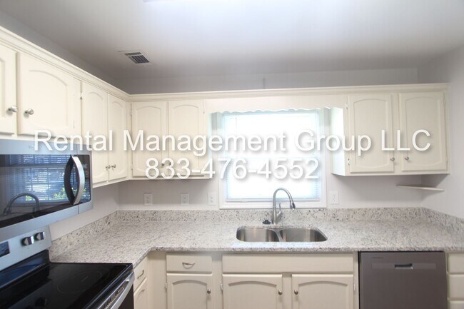 Building Photo - Newly Updated 3BR 2.5BA Townhome in Most C...