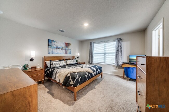Building Photo - 2421 Ayers Dr