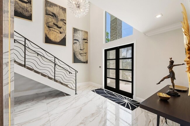 Building Photo - 2307 N Riverside Dr