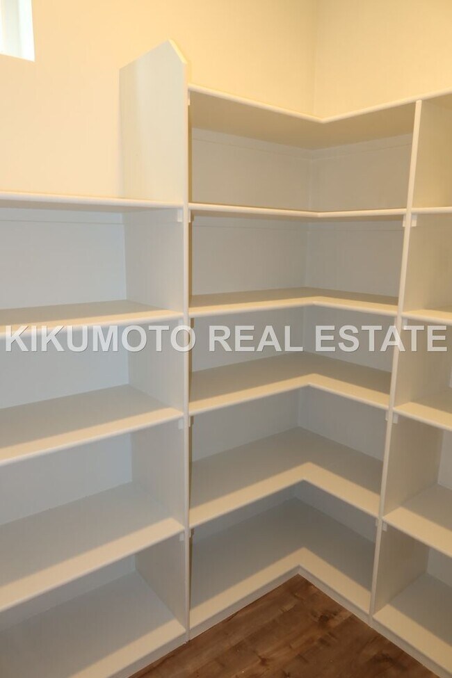 Building Photo - Modern & Elegant Tri-level home in the Riv...