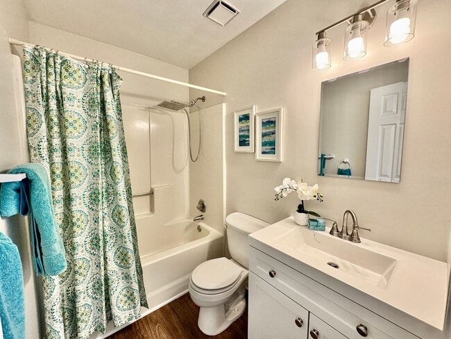 Building Photo - Completely Updated & Ready NOW! New Floori...