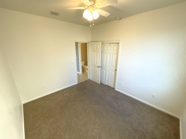 Building Photo - Vail School District hard to find 5 bedroo...