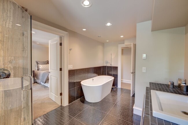 Building Photo - 5bd/4ba Medina Home