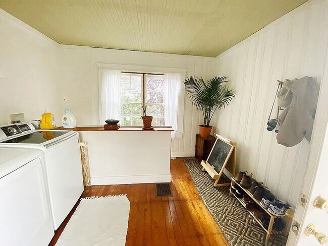 Building Photo - STUNNING BEECHMONT HOME WITH SOLAR PANELS ...