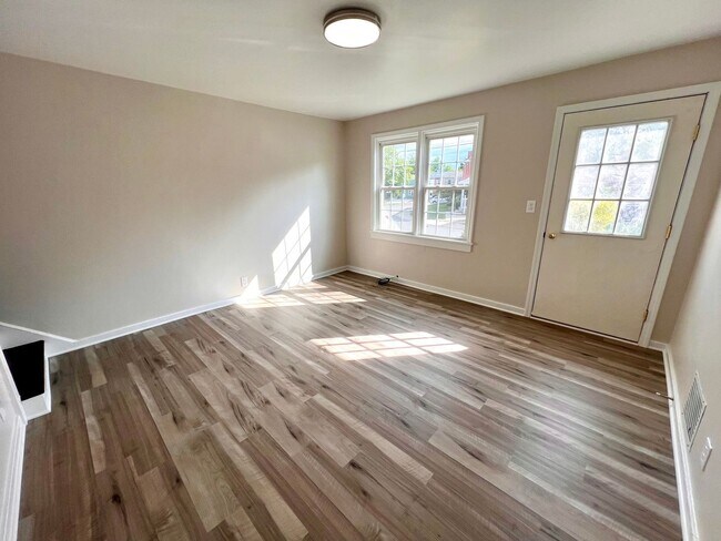 Building Photo - JUST Renovated! - 3 Bedroom 1 Bathroom - C...