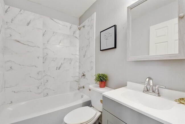 Building Photo - 6209 Langham St