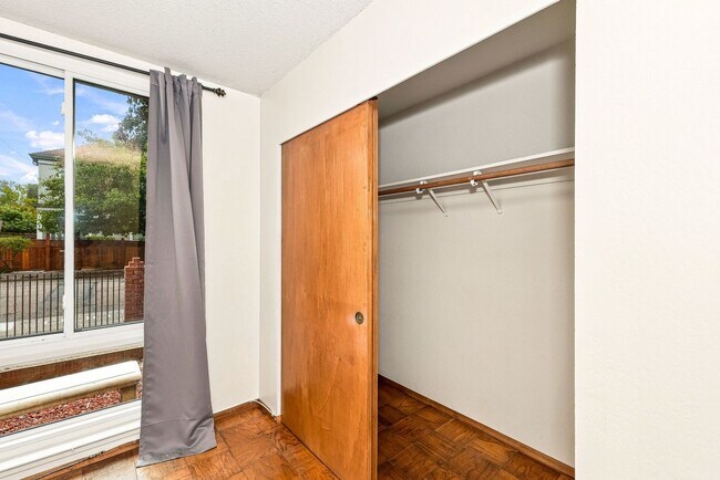 Building Photo - 2727 McGee Ave