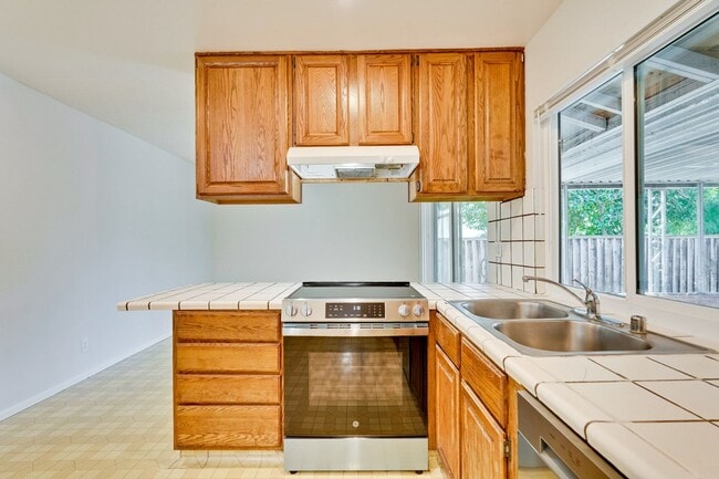 Building Photo - Spacious 3 Bedroom 2 Bath Home with 2 Car Garage and Central Air Conditioning
