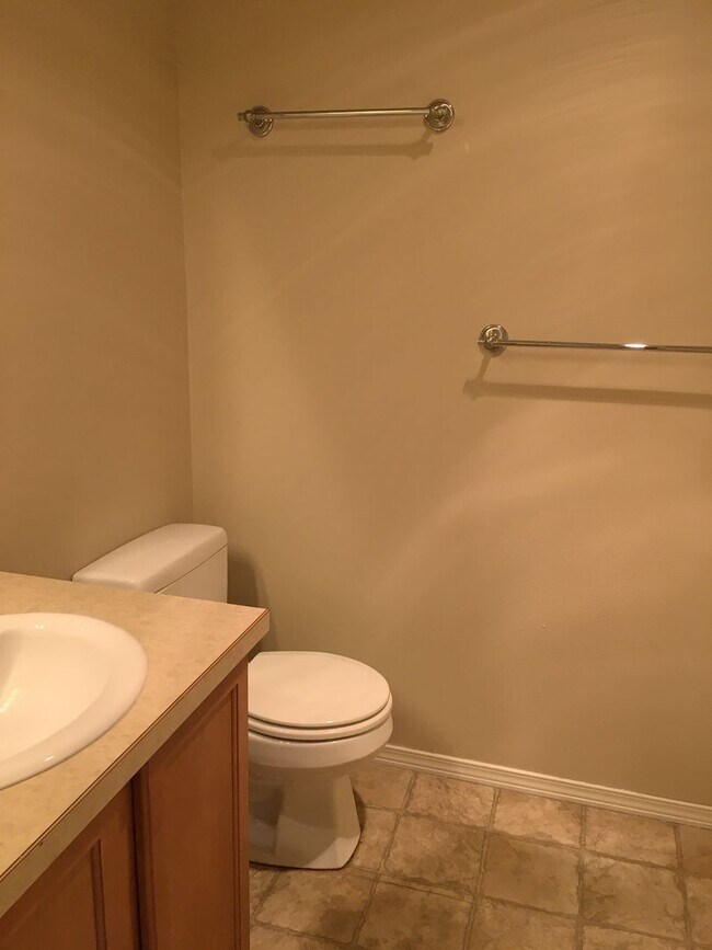 Building Photo - 3 Bedroom Duplex in SW Redmond
