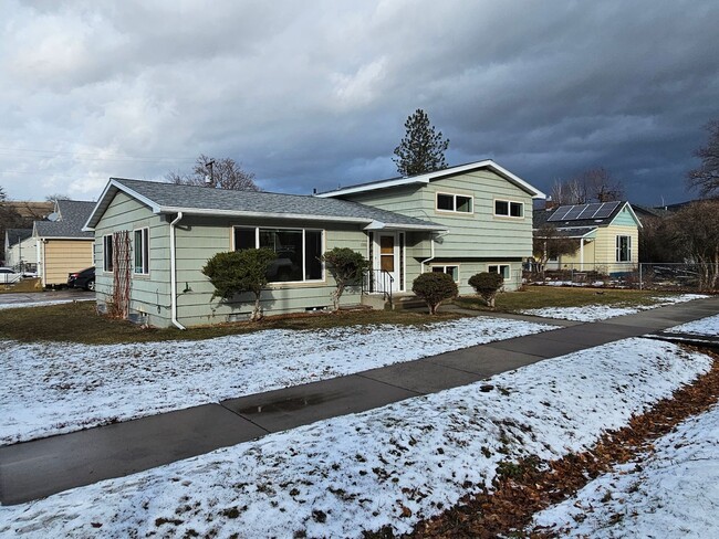 Building Photo - Single Family Home - Lower Rattlesnake