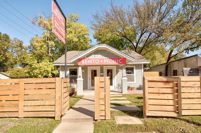 Building Photo - 2609 E 3rd St