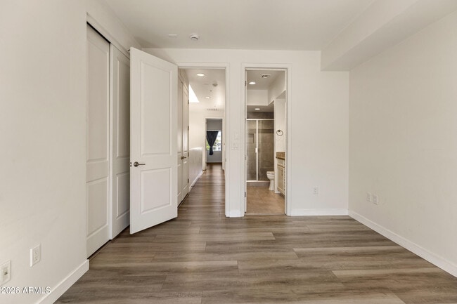 Building Photo - 421 W 6th St