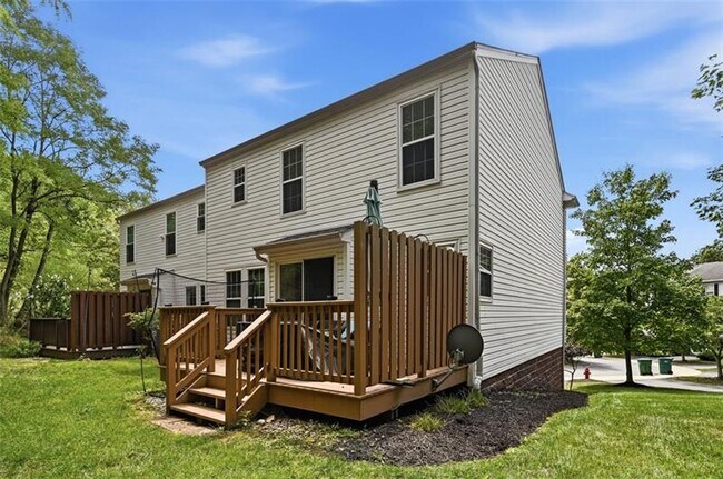Building Photo - 724 Bush Dr