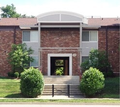 Building Photo - COMING SOON! Attractive Condo, Lots of Upgrades! Walk to UK! W/D, Off-Street Parking