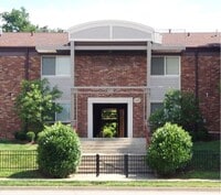 Building Photo - COMING SOON! Attractive Condo, Lots of Upgrades! Walk to UK! W/D, Off-Street Parking