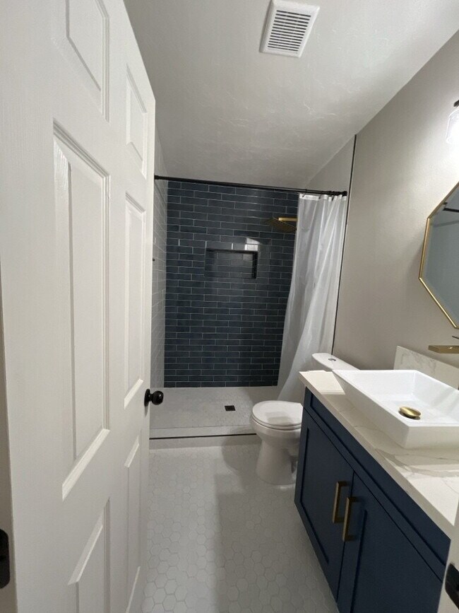 Building Photo - 4 Bedroom Home With Sparkling Pool Ready for Move In