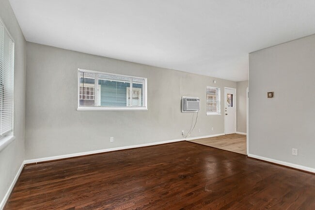 Building Photo - 1 Bedroom, 1 Bath Apartment in historic Munger Place!