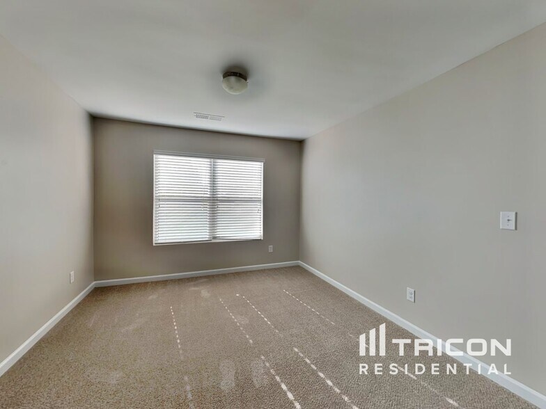 Building Photo - 1938 Roxey Ln