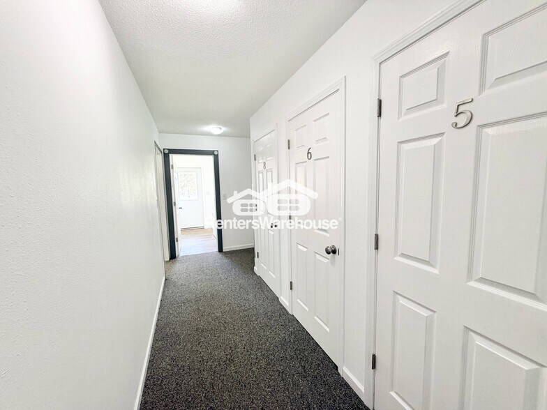 Building Photo - 211 S Green St