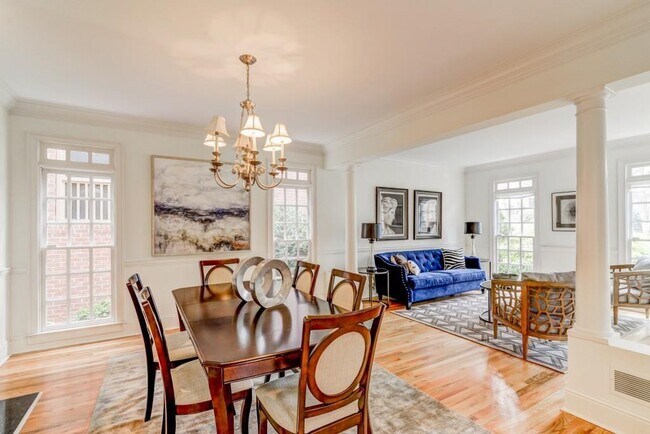 Building Photo - 704 Longleaf Dr NE