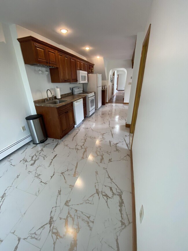 Building Photo - 93 Glen St