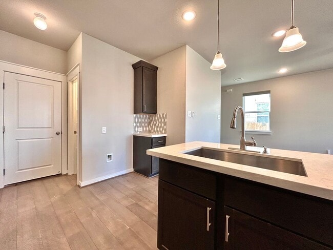 Building Photo - Charming 3 Bed / 2.5 Bath Family Home