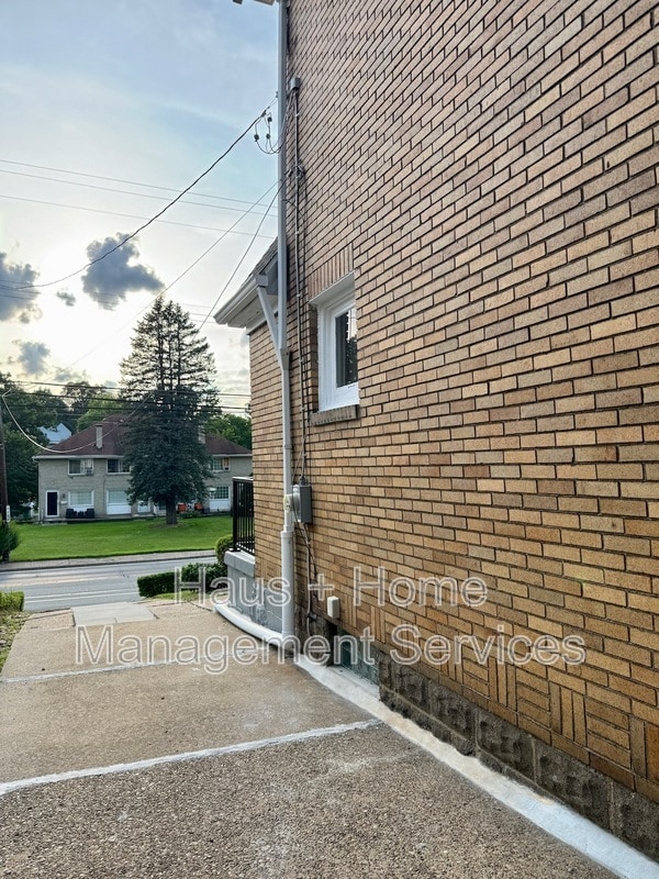 Building Photo - 544 James St