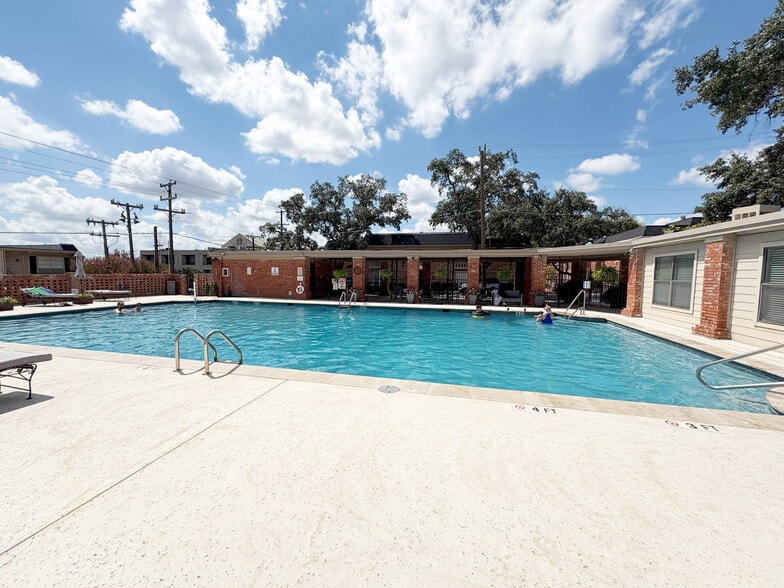 Swimming pool - 7500 Callaghan Rd