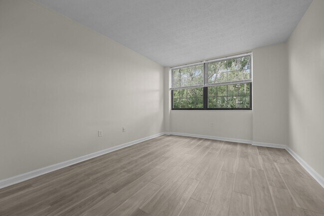 Building Photo - Newly Renovated 2BD/1.5 Bath Condo at Rege...
