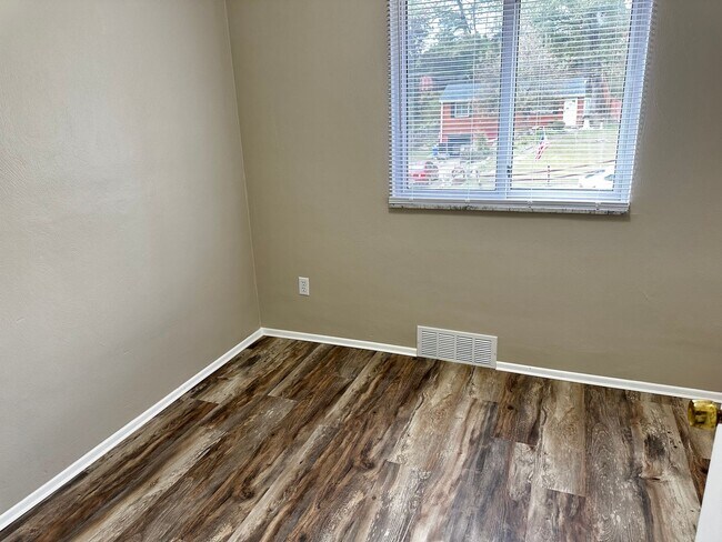 Building Photo - 3 Bed 1.5 Bath with an Additional Bedroom