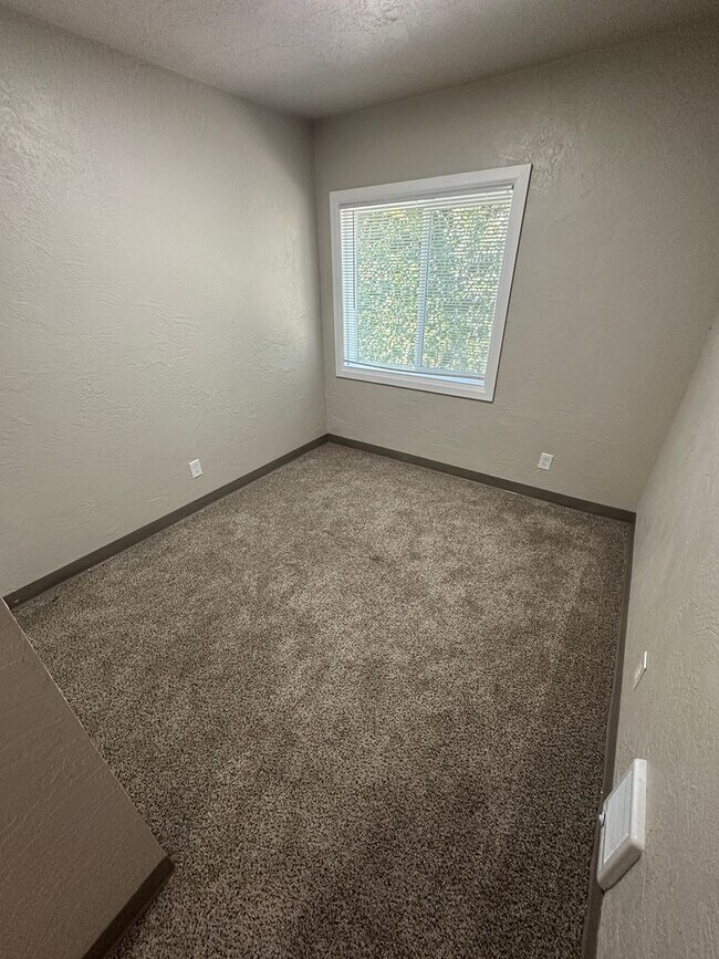 Building Photo - (949) Harrison Street Plex - 2 Bedroom / 1 Bathroom - Updated