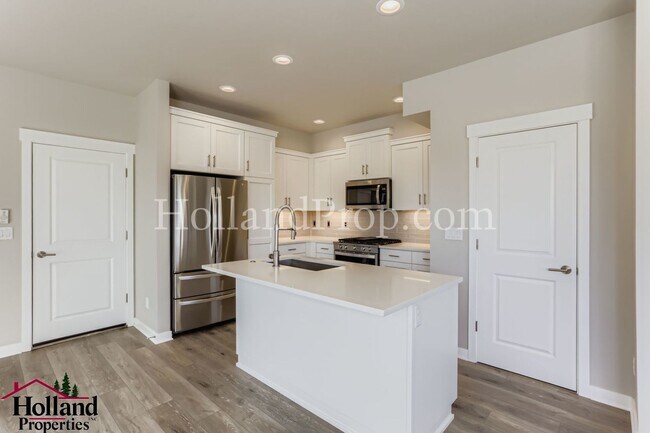 Building Photo - Beautiful 3-Bed Townhouse Near Downtown Hi...