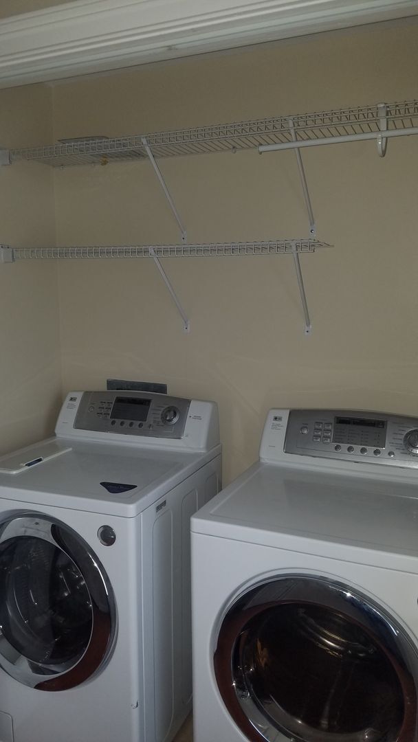 Building Photo - DOWNTOWN LIVING! BEAUTIFUL 3 Bed 2 full 2 ...