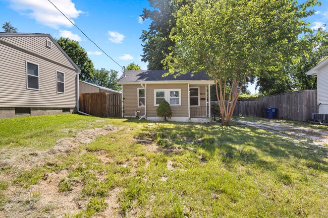Building Photo - Update 1 bedroom Home with Fenced in Yard