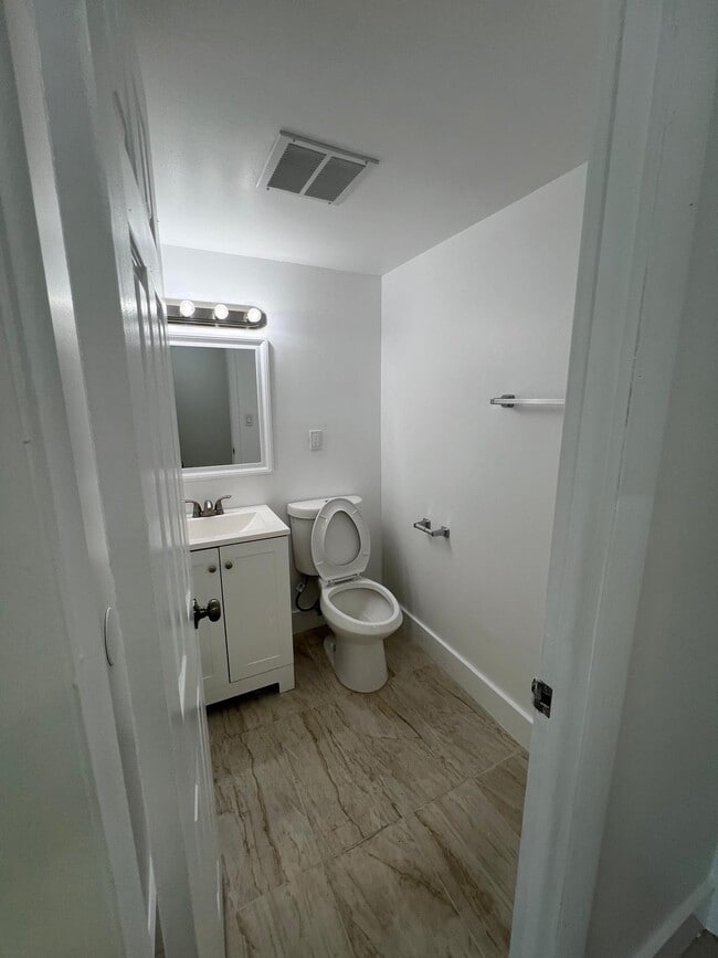 Building Photo - 15225 NE 6th Ave